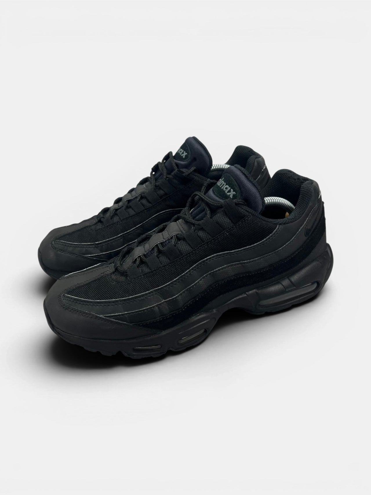 Nike Air Max 95 Essential Triple Black — buty sportowe męskie w bardzo dobrym stanie rozmiar 45.5, widok z boku