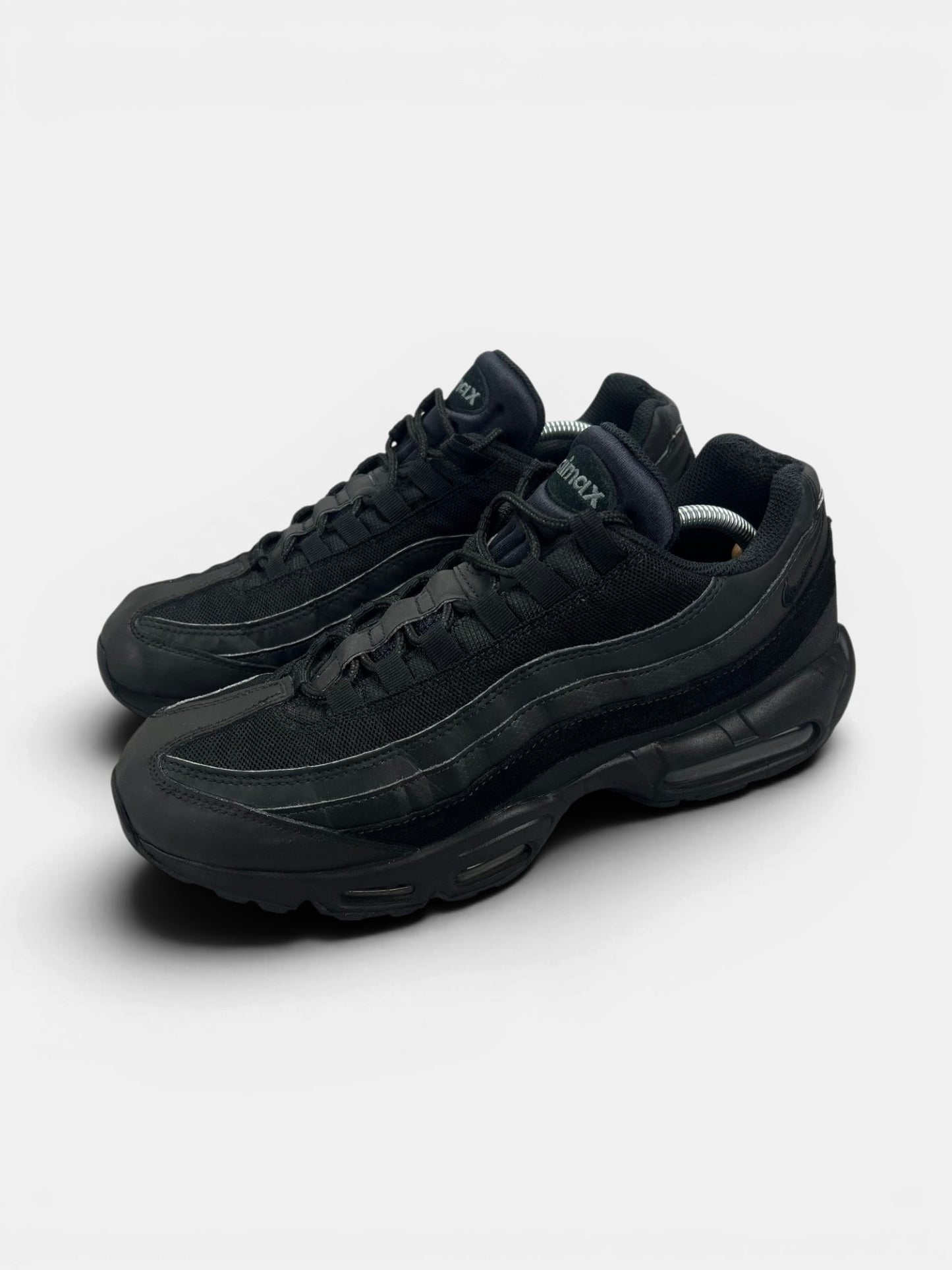 Nike Air Max 95 Essential Triple Black — buty sportowe męskie w bardzo dobrym stanie rozmiar 45.5, widok z boku