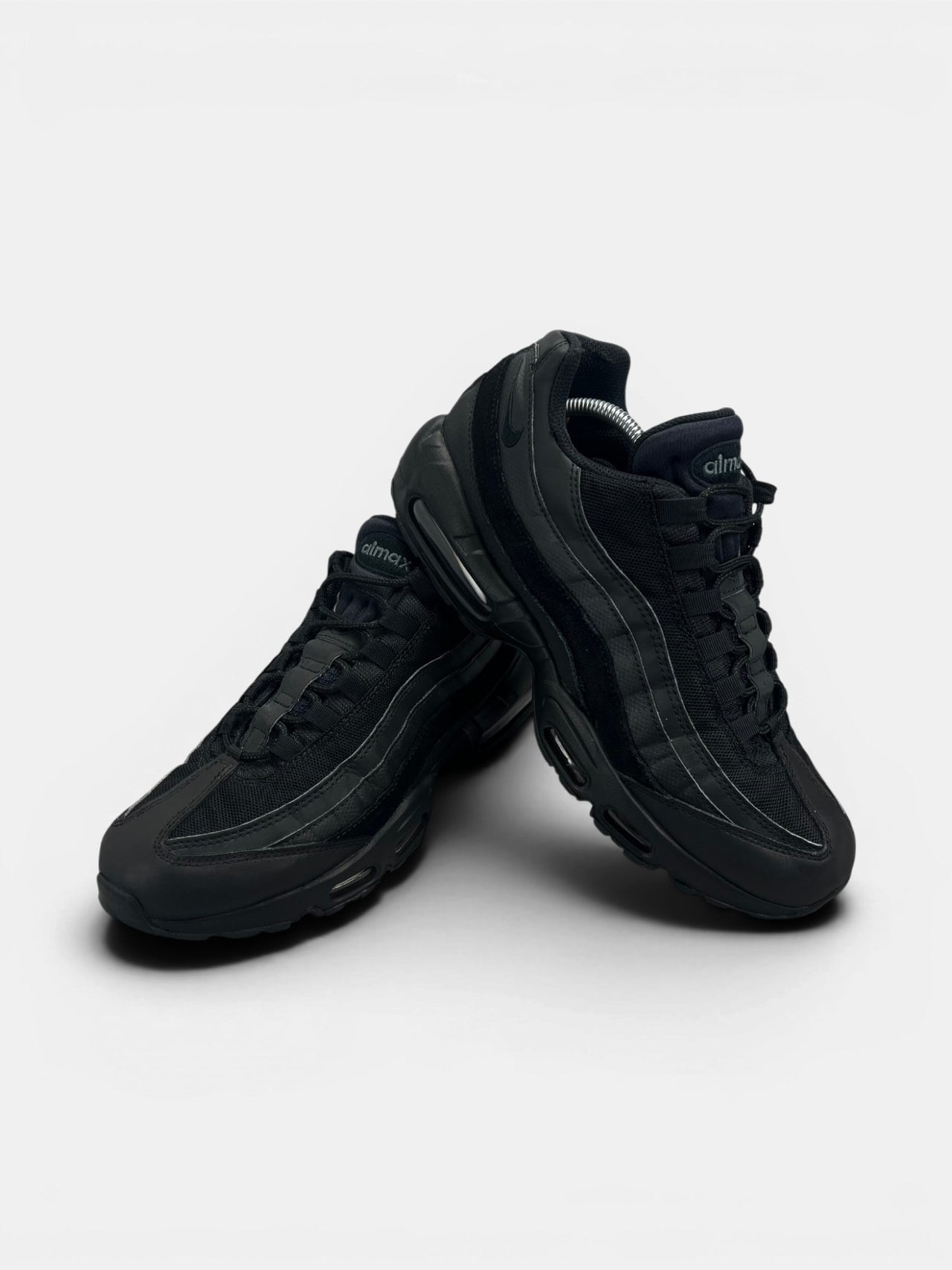 Nike Air Max 95 Essential Triple Black — buty sportowe męskie w bardzo dobrym stanie rozmiar 45.5, boczny profil