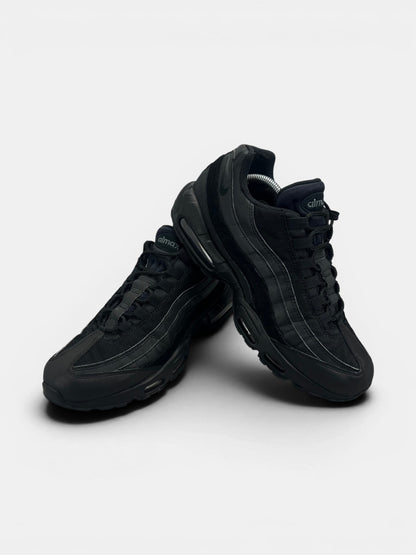 Nike Air Max 95 Essential Triple Black — buty sportowe męskie w bardzo dobrym stanie rozmiar 45.5, boczny profil