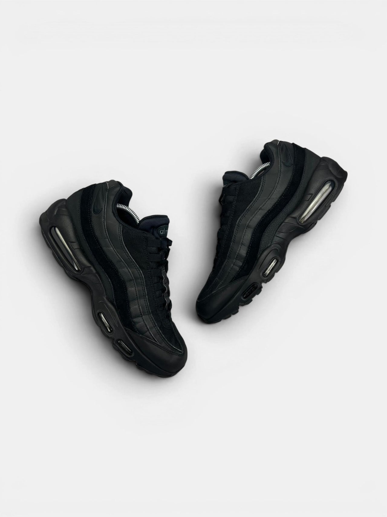 Nike Air Max 95 Essential Triple Black — buty sportowe męskie w bardzo dobrym stanie rozmiar 45.5, widok z góry na zewnętrzną stronę butów