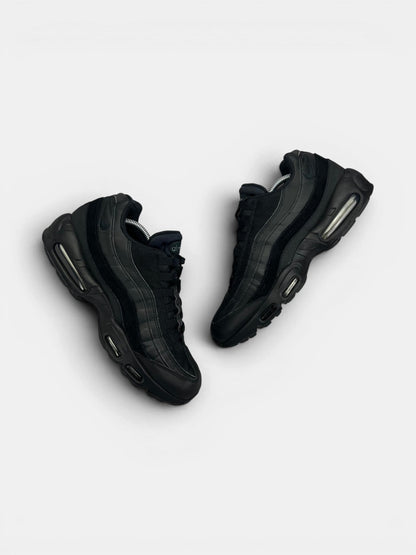 Nike Air Max 95 Essential Triple Black — buty sportowe męskie w bardzo dobrym stanie rozmiar 45.5, widok z góry na zewnętrzną stronę butów