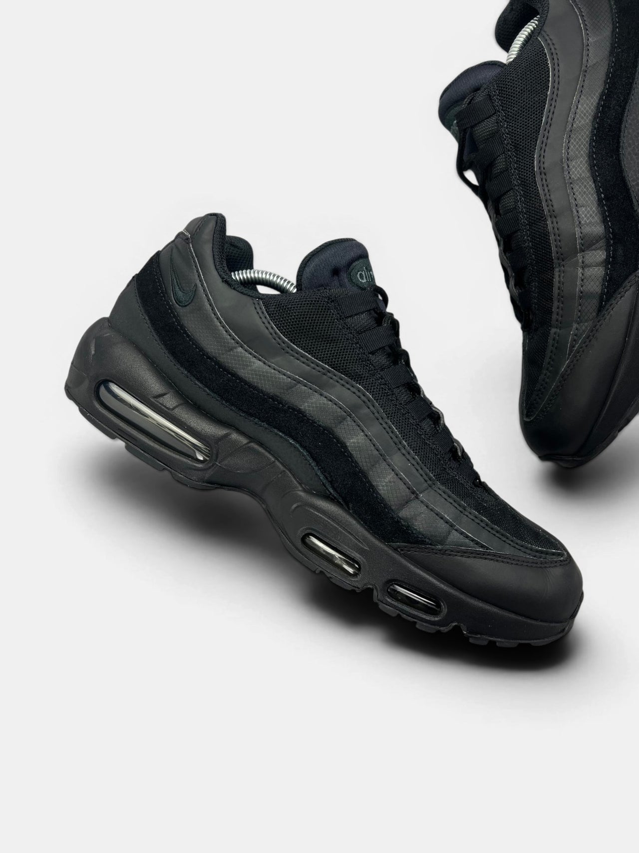 Nike Air Max 95 Essential Triple Black — buty sportowe męskie w bardzo dobrym stanie rozmiar 45.5, zewnętrzny panel prawego buta