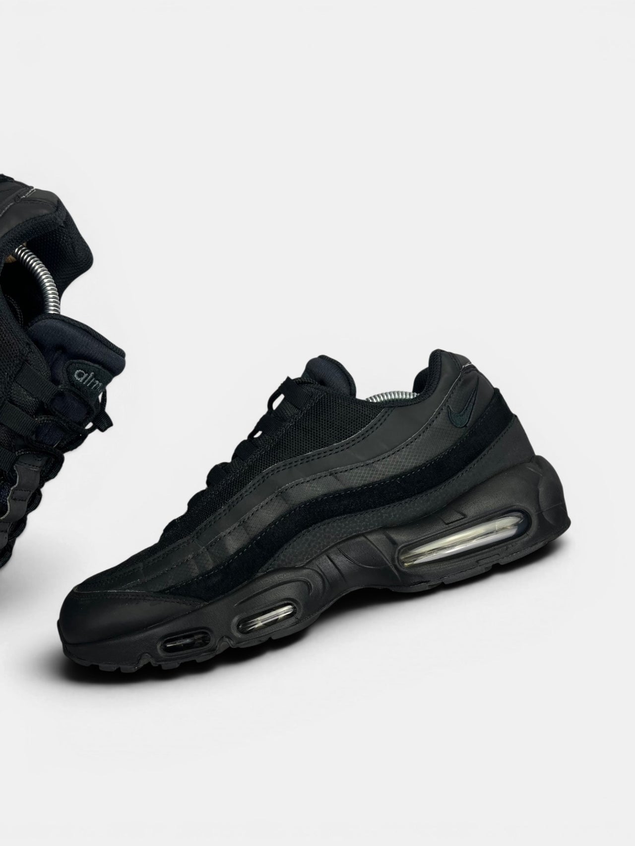 Nike Air Max 95 Essential Triple Black — buty sportowe męskie w bardzo dobrym stanie rozmiar 45.5, zewnętrzny panel lewego buta