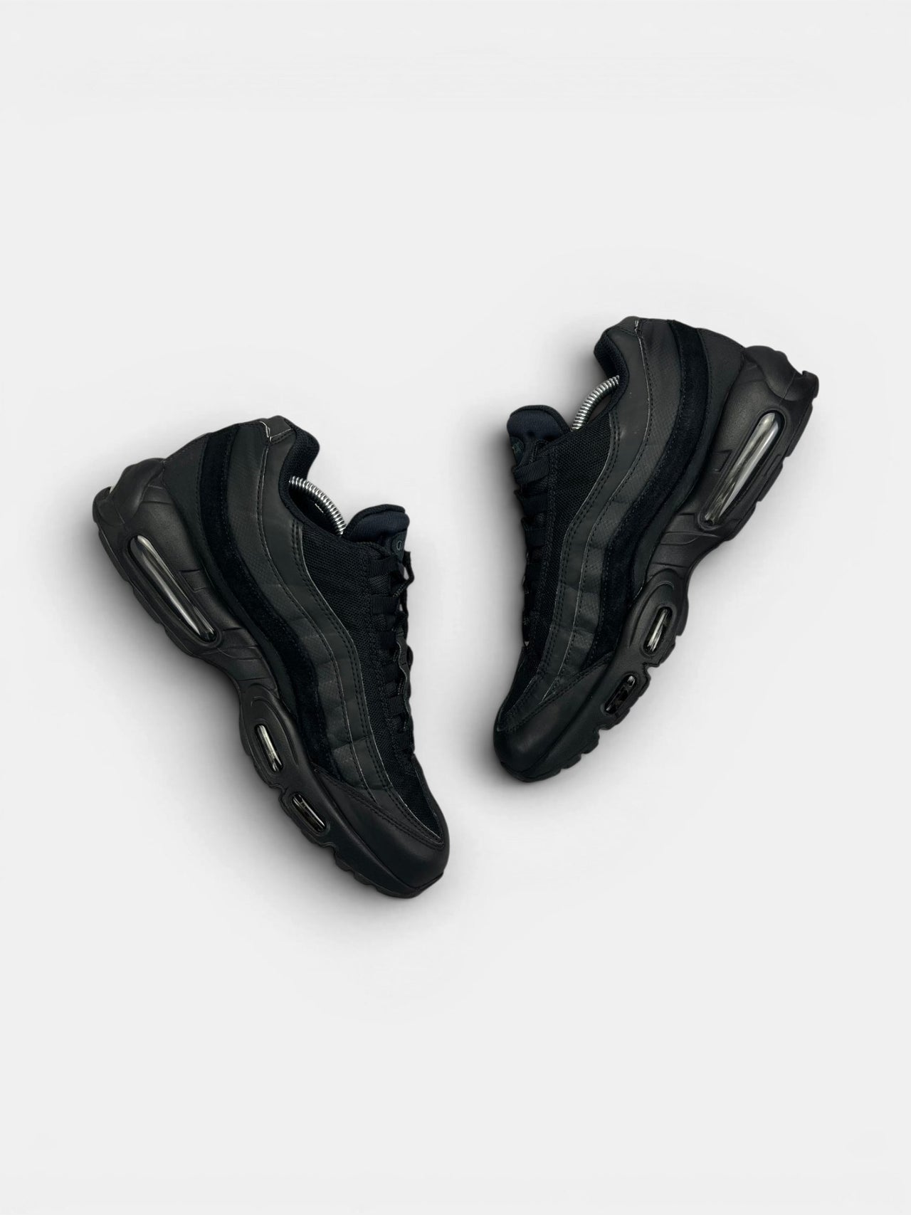 Nike Air Max 95 Essential Triple Black — buty sportowe męskie w bardzo dobrym stanie rozmiar 45.5, widok z góry na wewnętrzną stronę butów