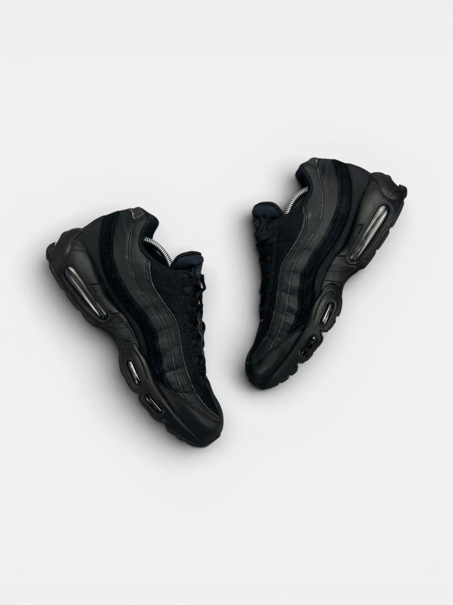 Nike Air Max 95 Essential Triple Black — buty sportowe męskie w bardzo dobrym stanie rozmiar 45.5, widok z góry na wewnętrzną stronę butów