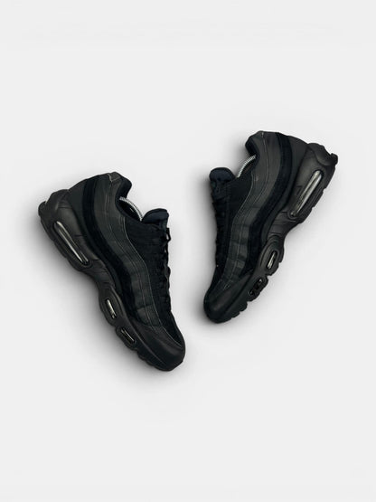 Nike Air Max 95 Essential Triple Black — buty sportowe męskie w bardzo dobrym stanie rozmiar 45.5, widok z góry na wewnętrzną stronę butów