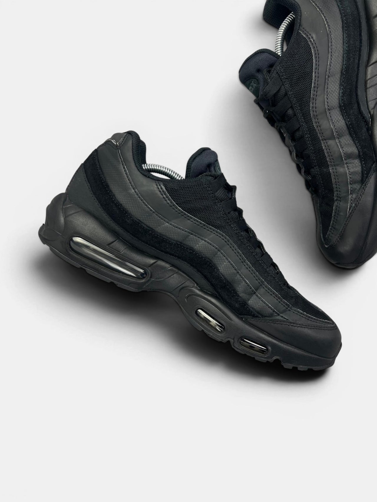 Nike Air Max 95 Essential Triple Black — buty sportowe męskie w bardzo dobrym stanie rozmiar 45.5, wewnętrzny panel lewego buta