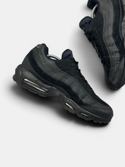 Nike Air Max 95 Essential Triple Black — buty sportowe męskie w bardzo dobrym stanie rozmiar 45.5, wewnętrzny panel lewego buta