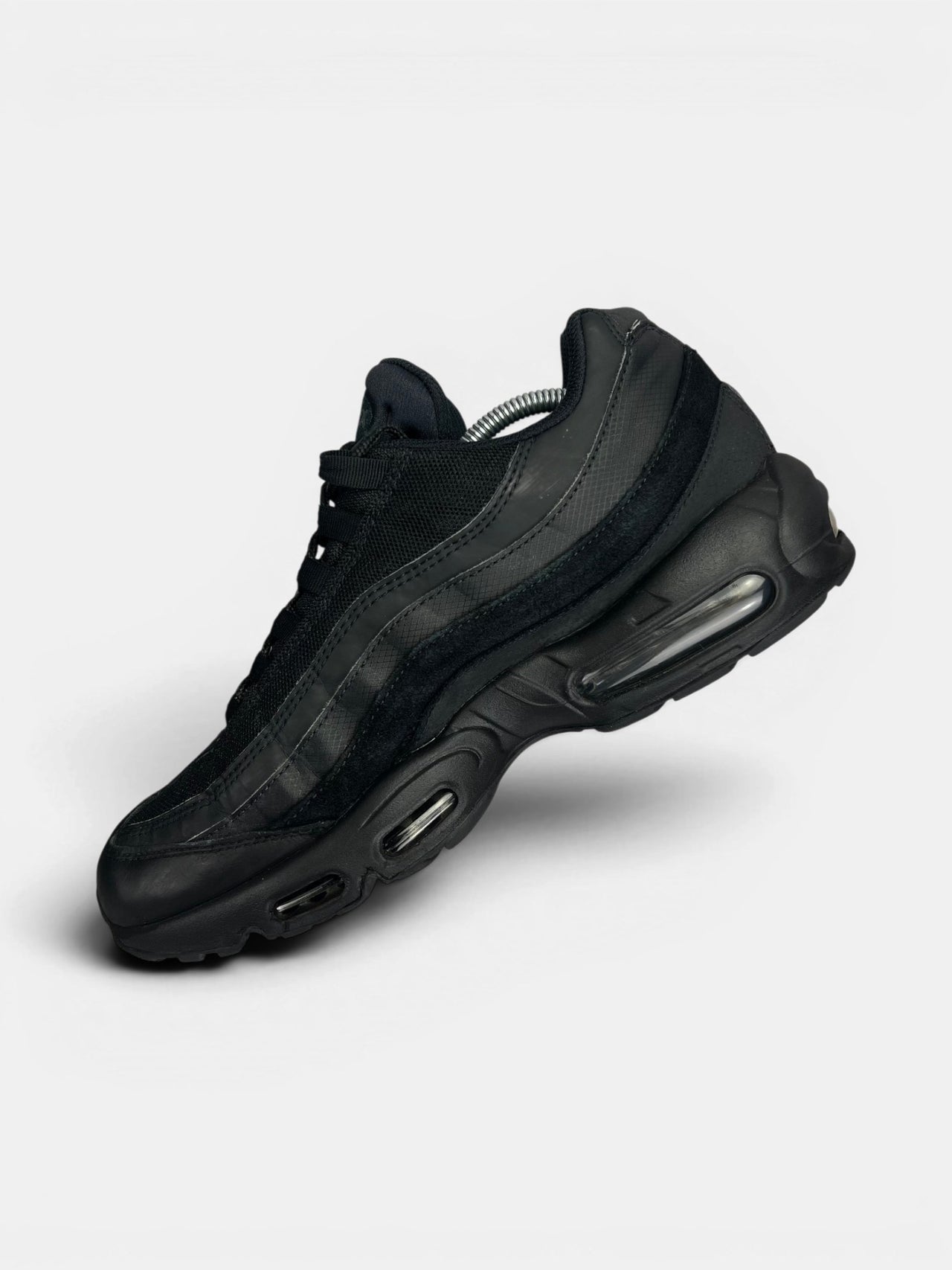 Nike Air Max 95 Essential Triple Black — buty sportowe męskie w bardzo dobrym stanie rozmiar 45.5, wewnętrzny panel prawego buta