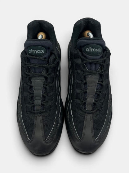 Nike Air Max 95 Essential Triple Black — buty sportowe męskie w bardzo dobrym stanie rozmiar 45.5, widok z góry