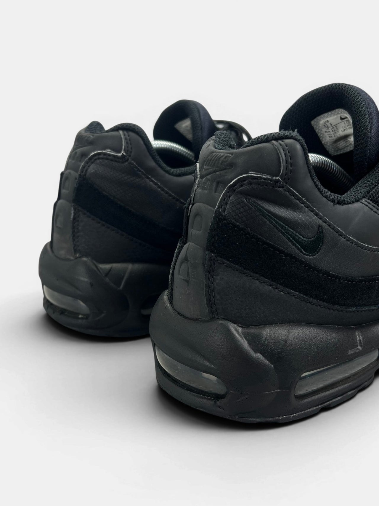 Nike Air Max 95 Essential Triple Black — buty sportowe męskie w bardzo dobrym stanie rozmiar 45.5, widok z tyłu