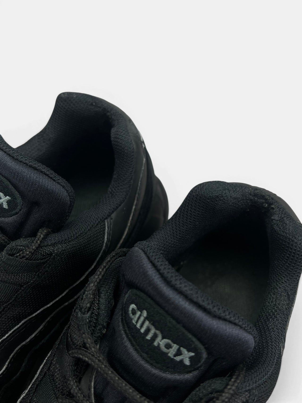 Nike Air Max 95 Essential Triple Black — buty sportowe męskie w bardzo dobrym stanie rozmiar 45.5, zapiętki butów
