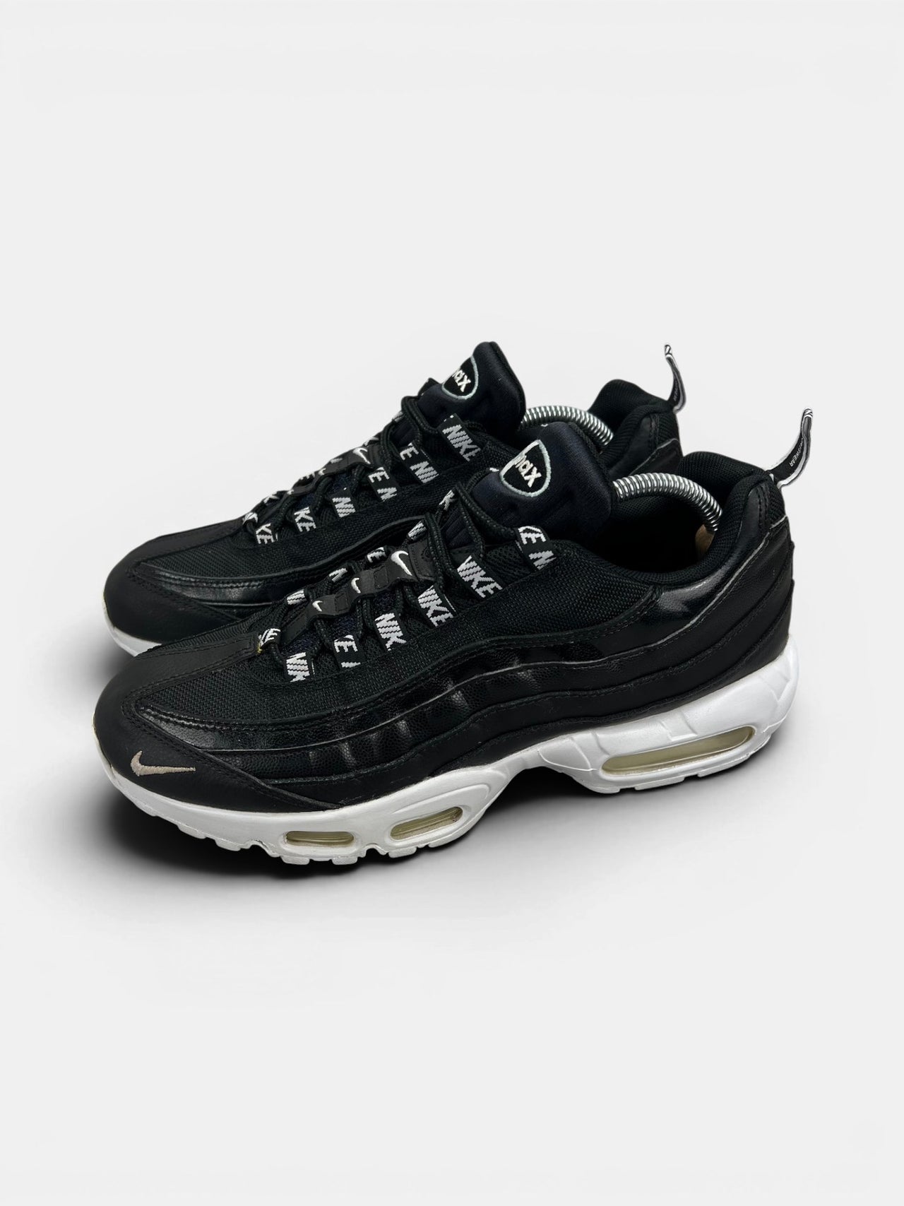 Nike Air Max 95 Overbranding Black — buty sportowe męskie w bardzo dobrym stanie rozmiar 43, widok z boku