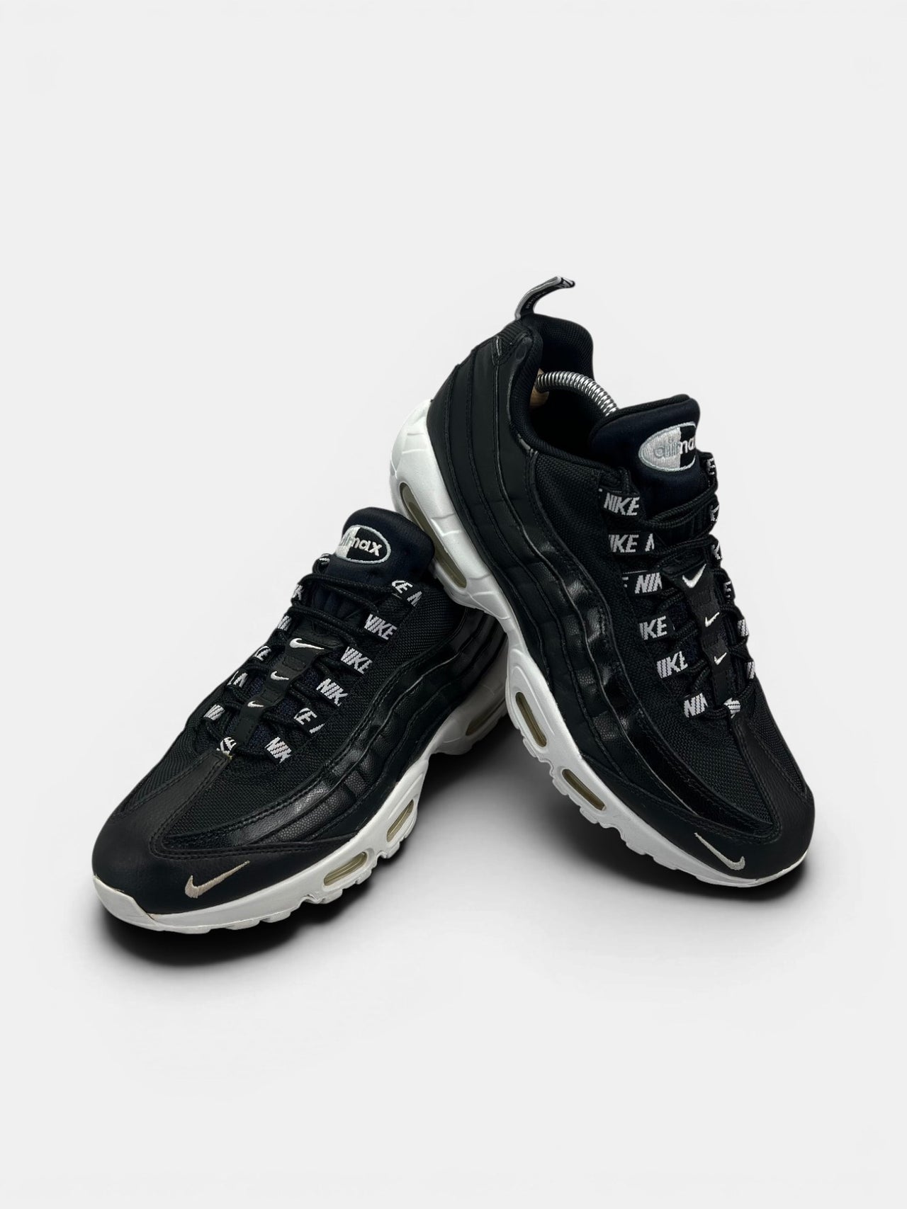 Nike Air Max 95 Overbranding Black — buty sportowe męskie w bardzo dobrym stanie rozmiar 43, boczny profil