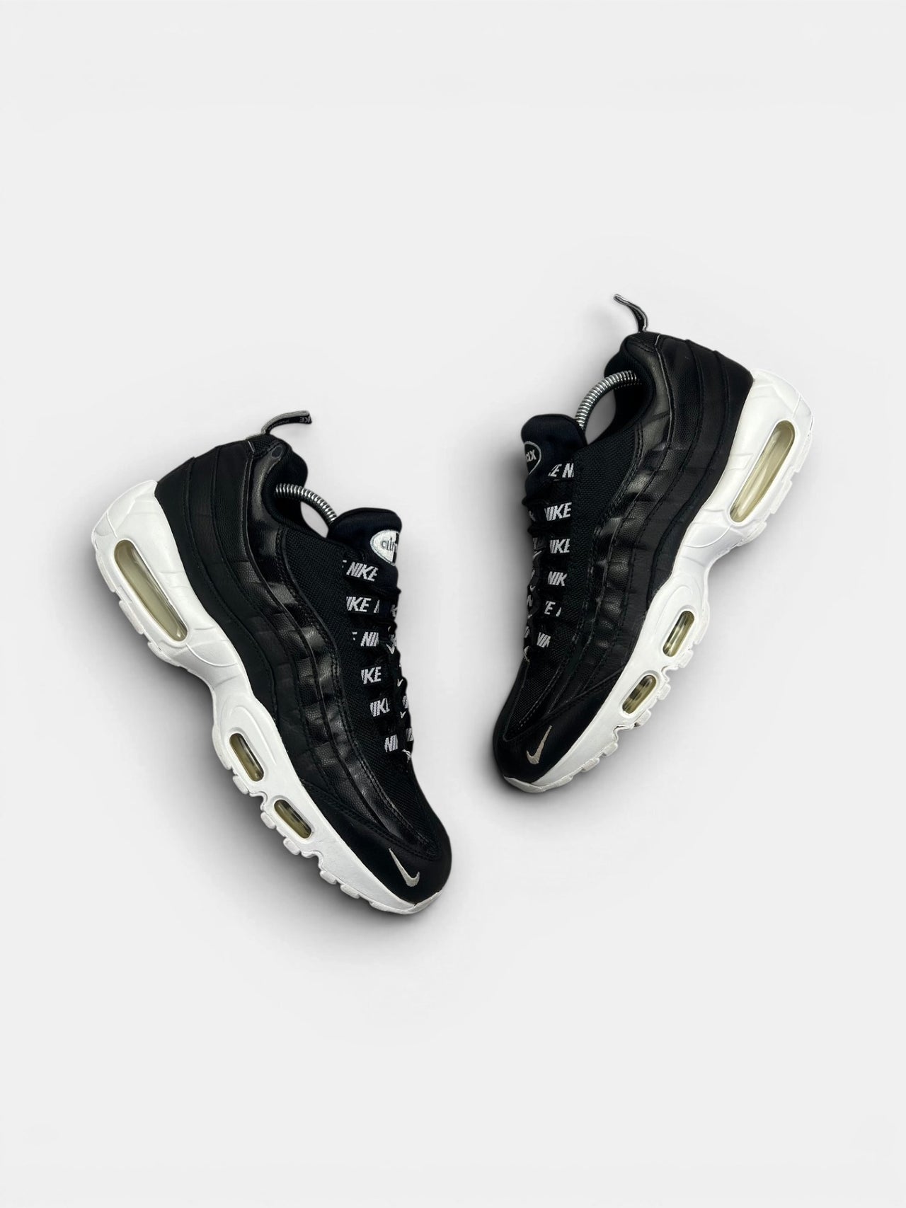 Nike Air Max 95 Overbranding Black — buty sportowe męskie w bardzo dobrym stanie rozmiar 43, widok z góry na zewnętrzną stronę butów