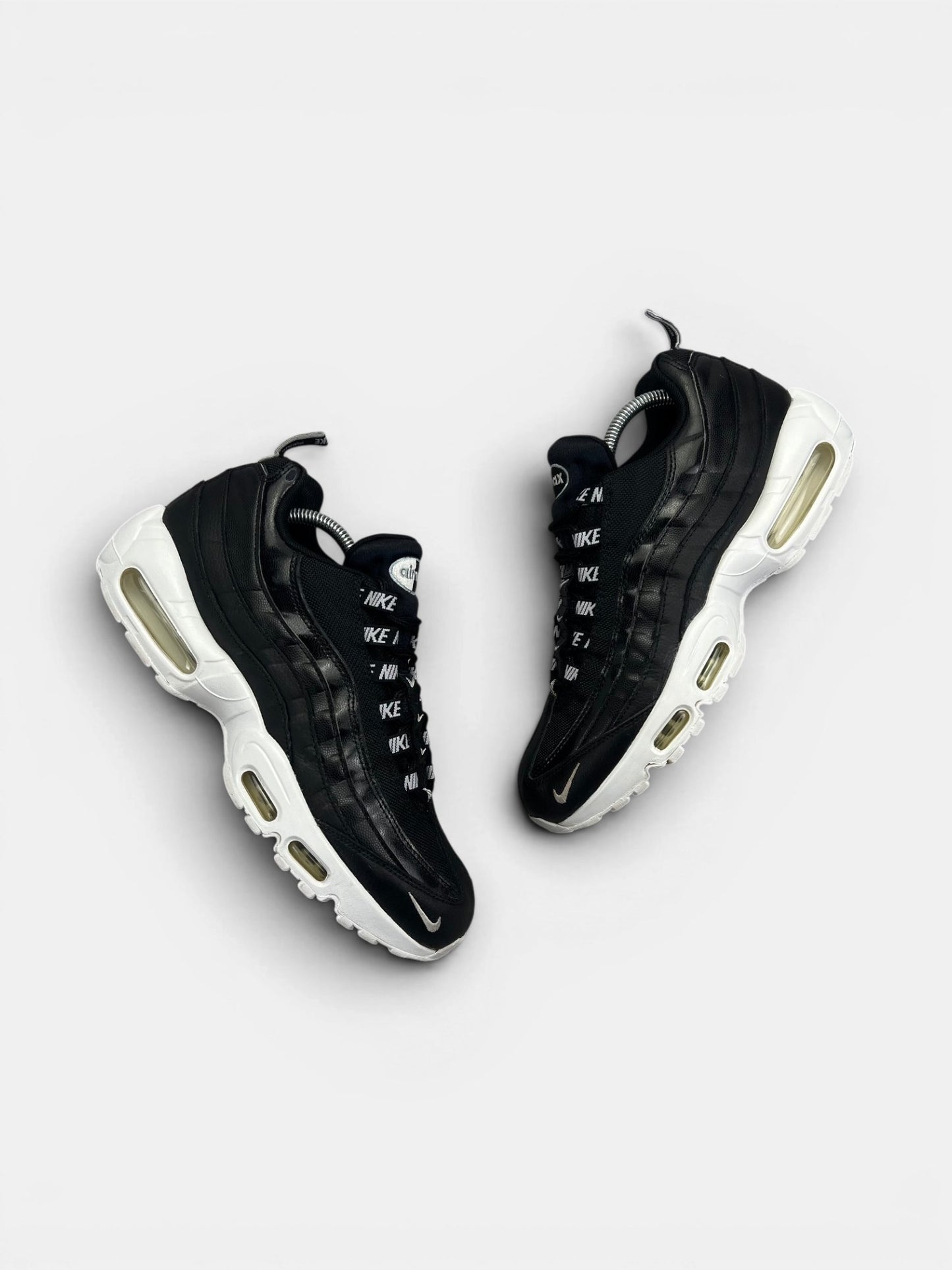 Nike Air Max 95 Overbranding Black — buty sportowe męskie w bardzo dobrym stanie rozmiar 43, widok z góry na zewnętrzną stronę butów