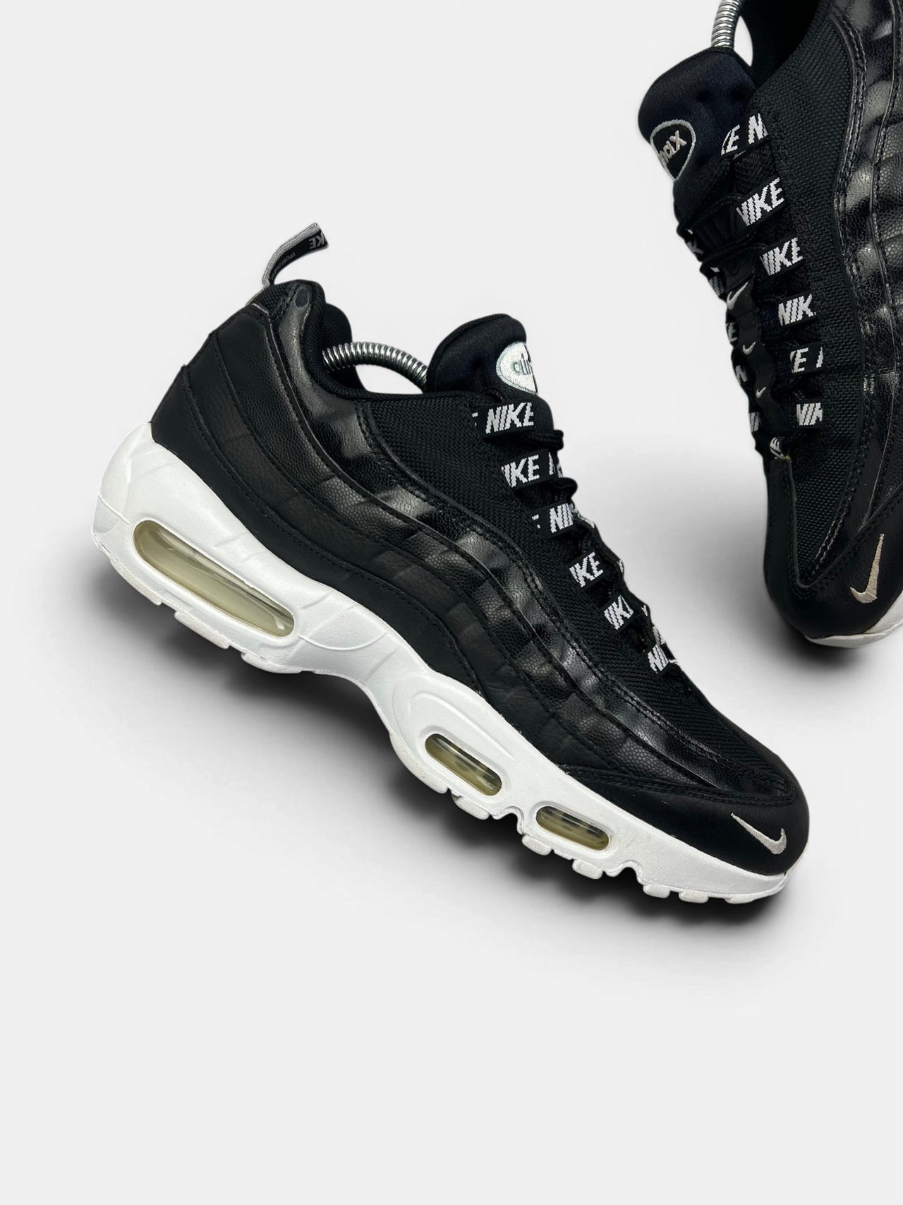 Nike Air Max 95 Overbranding Black — buty sportowe męskie w bardzo dobrym stanie rozmiar 43, zewnętrzny panel prawego buta