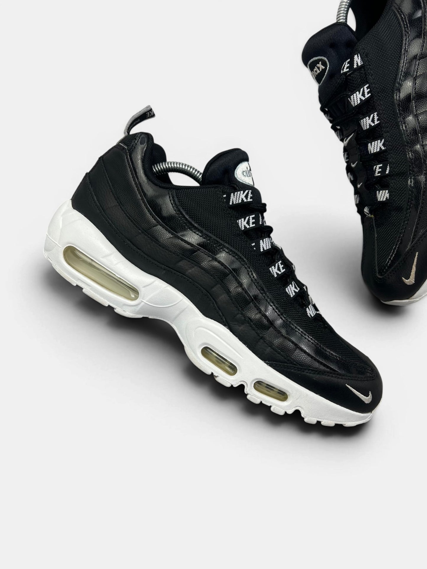 Nike Air Max 95 Overbranding Black — buty sportowe męskie w bardzo dobrym stanie rozmiar 43, zewnętrzny panel prawego buta