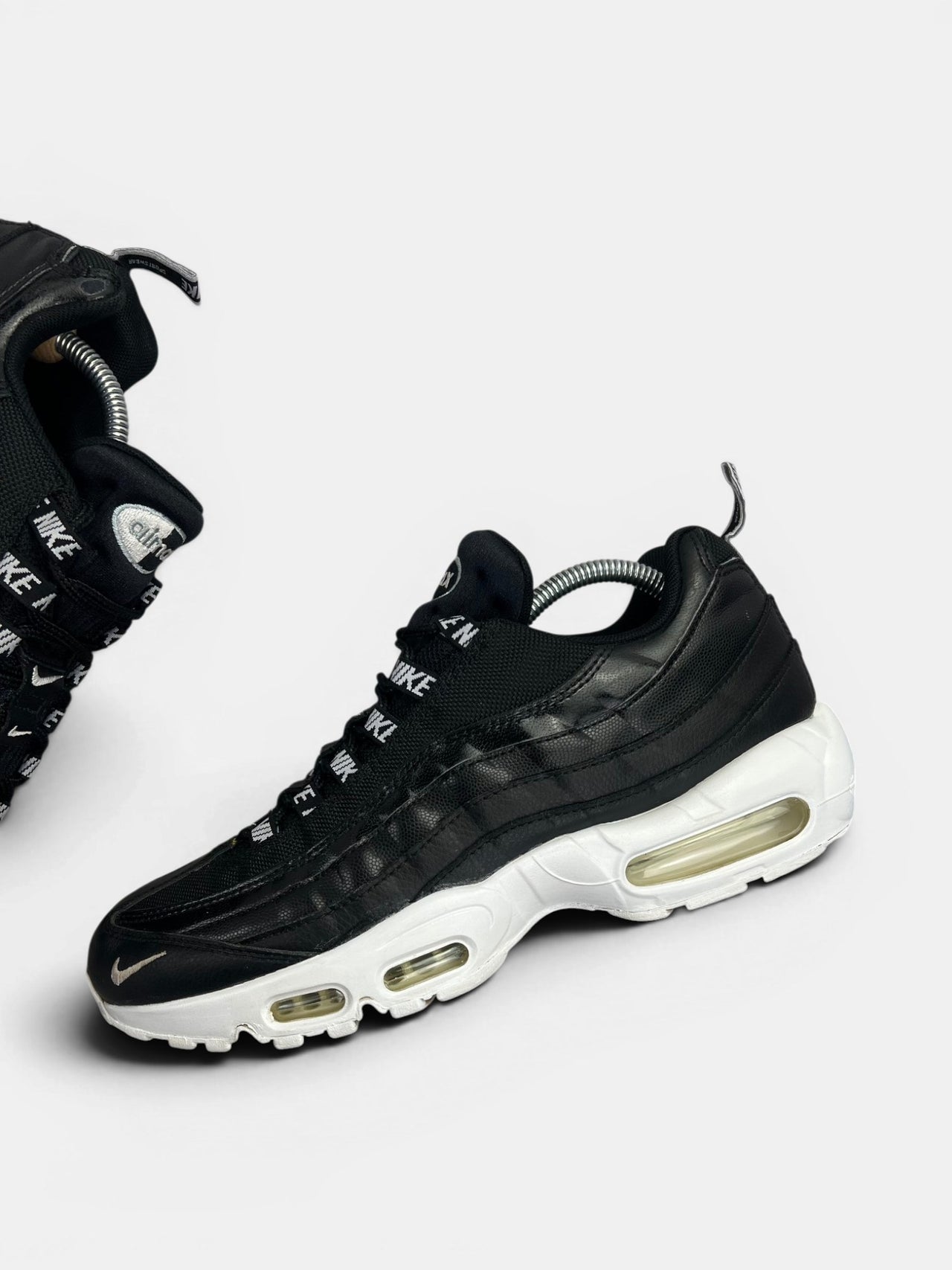 Nike Air Max 95 Overbranding Black — buty sportowe męskie w bardzo dobrym stanie rozmiar 43, zewnętrzny panel lewego buta