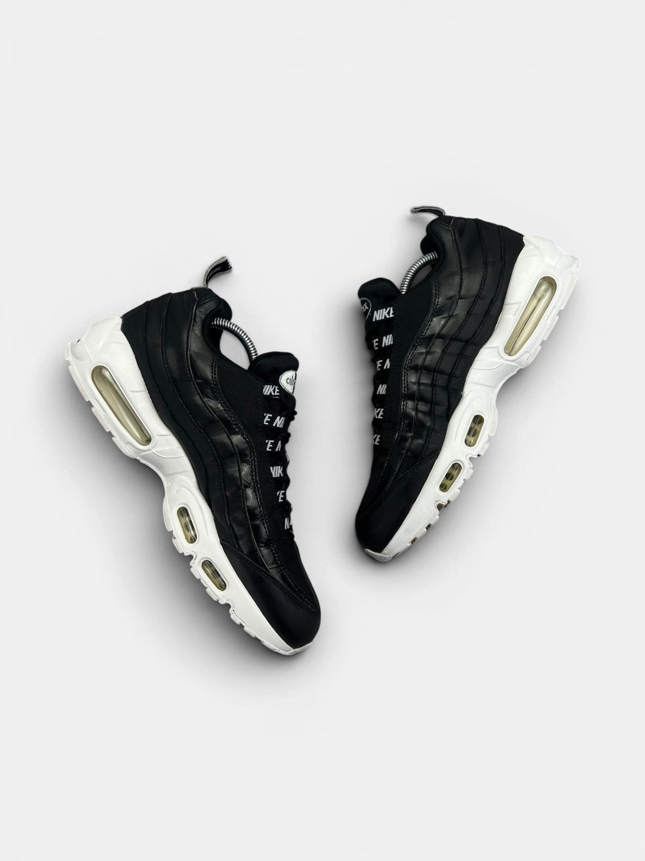Nike Air Max 95 Overbranding Black — buty sportowe męskie w bardzo dobrym stanie rozmiar 43, widok z góry na wewnętrzną stronę butów