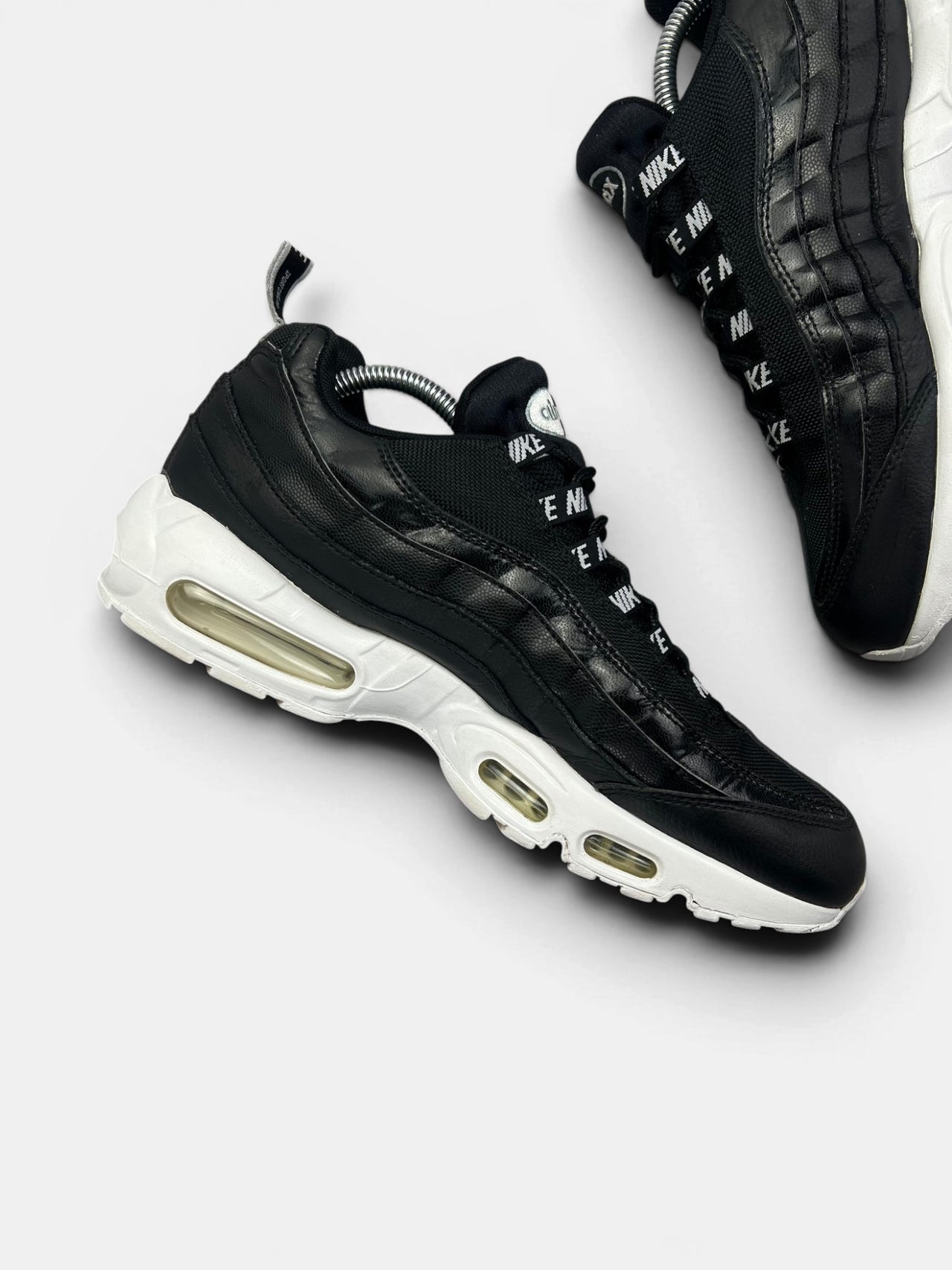 Nike Air Max 95 Overbranding Black — buty sportowe męskie w bardzo dobrym stanie rozmiar 43, wewnętrzny panel lewego buta