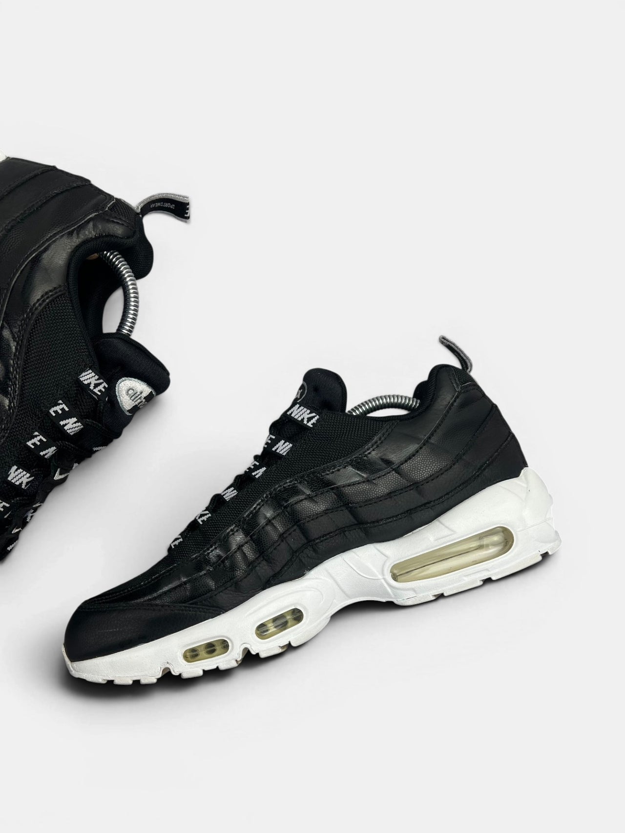Nike Air Max 95 Overbranding Black — buty sportowe męskie w bardzo dobrym stanie rozmiar 43, wewnętrzny panel prawego buta