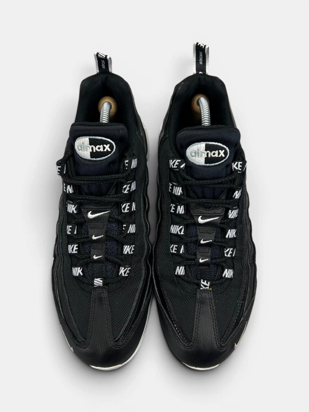 Nike Air Max 95 Overbranding Black — buty sportowe męskie w bardzo dobrym stanie rozmiar 43, widok z góry