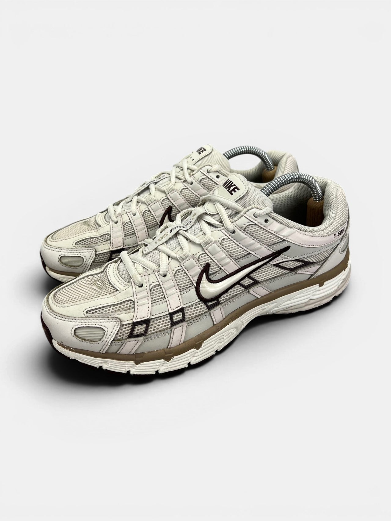 Nike P-6000 Earth Light Bone — buty sportowe męskie w bardzo dobrym stanie rozmiar 42, widok z boku