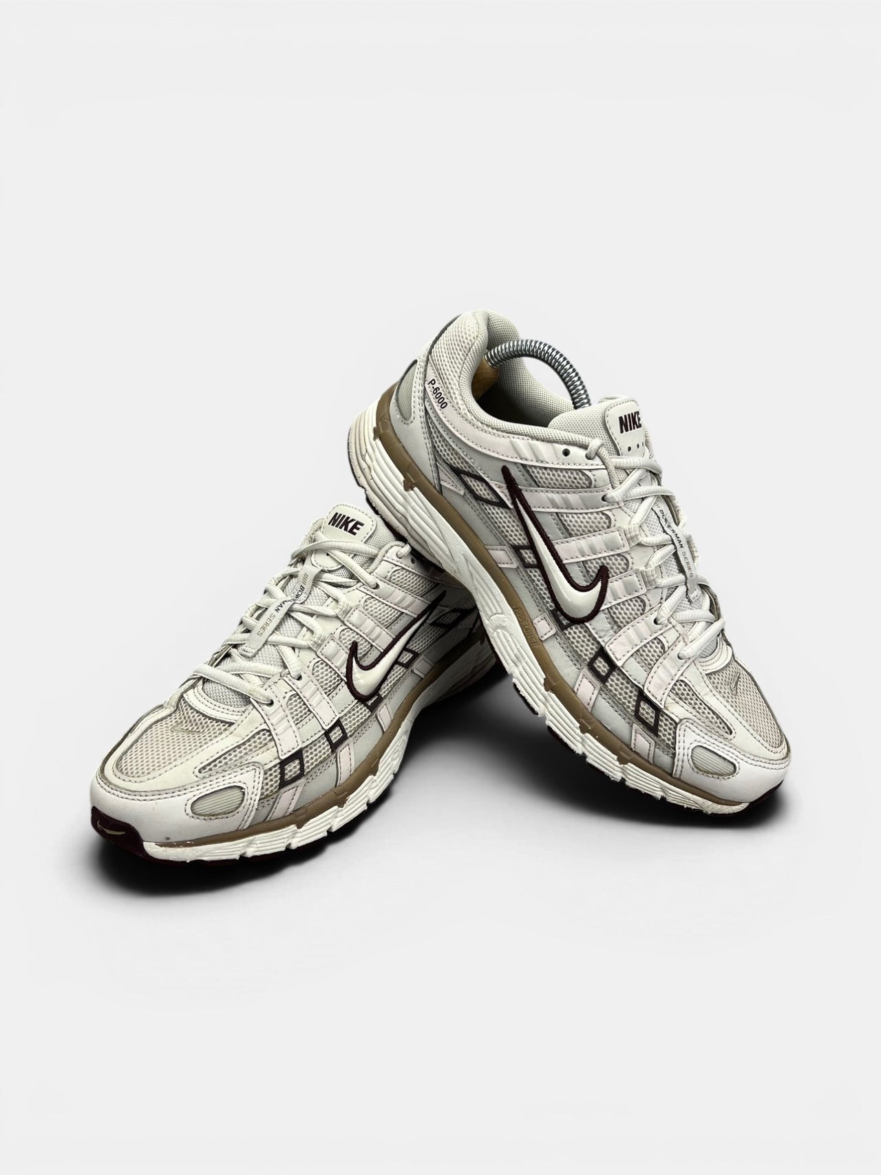 Nike P-6000 Earth Light Bone — buty sportowe męskie w bardzo dobrym stanie rozmiar 42, boczny profil
