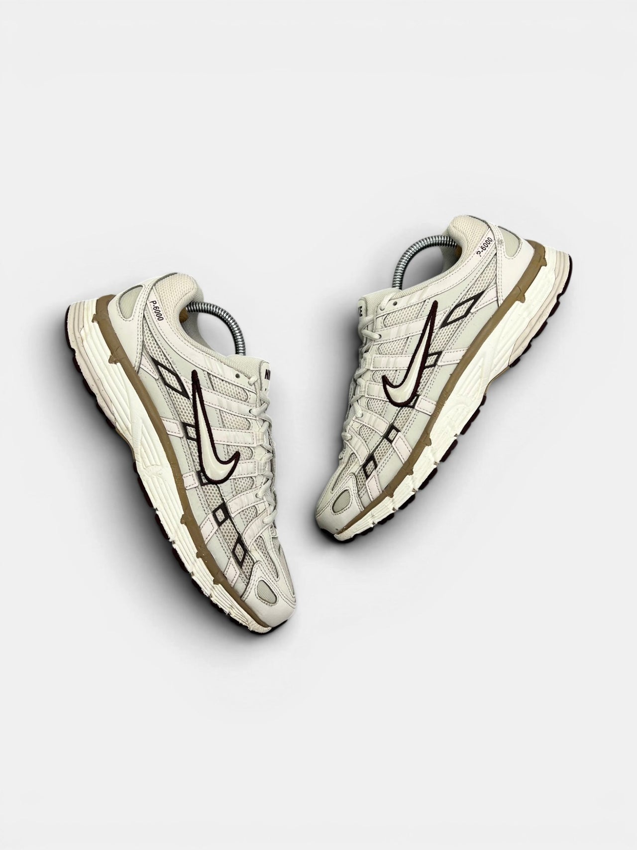 Nike P-6000 Earth Light Bone — buty sportowe męskie w bardzo dobrym stanie rozmiar 42, widok z góry na zewnętrzną stronę butów