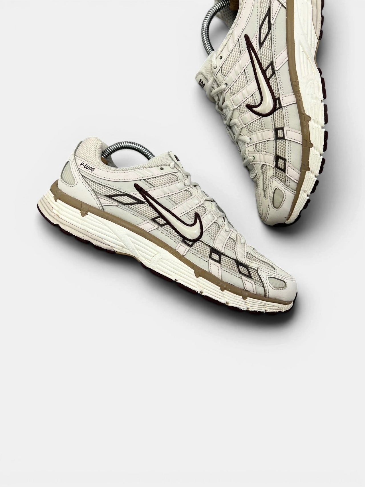 Nike P-6000 Earth Light Bone — buty sportowe męskie w bardzo dobrym stanie rozmiar 42, zewnętrzny panel prawego buta