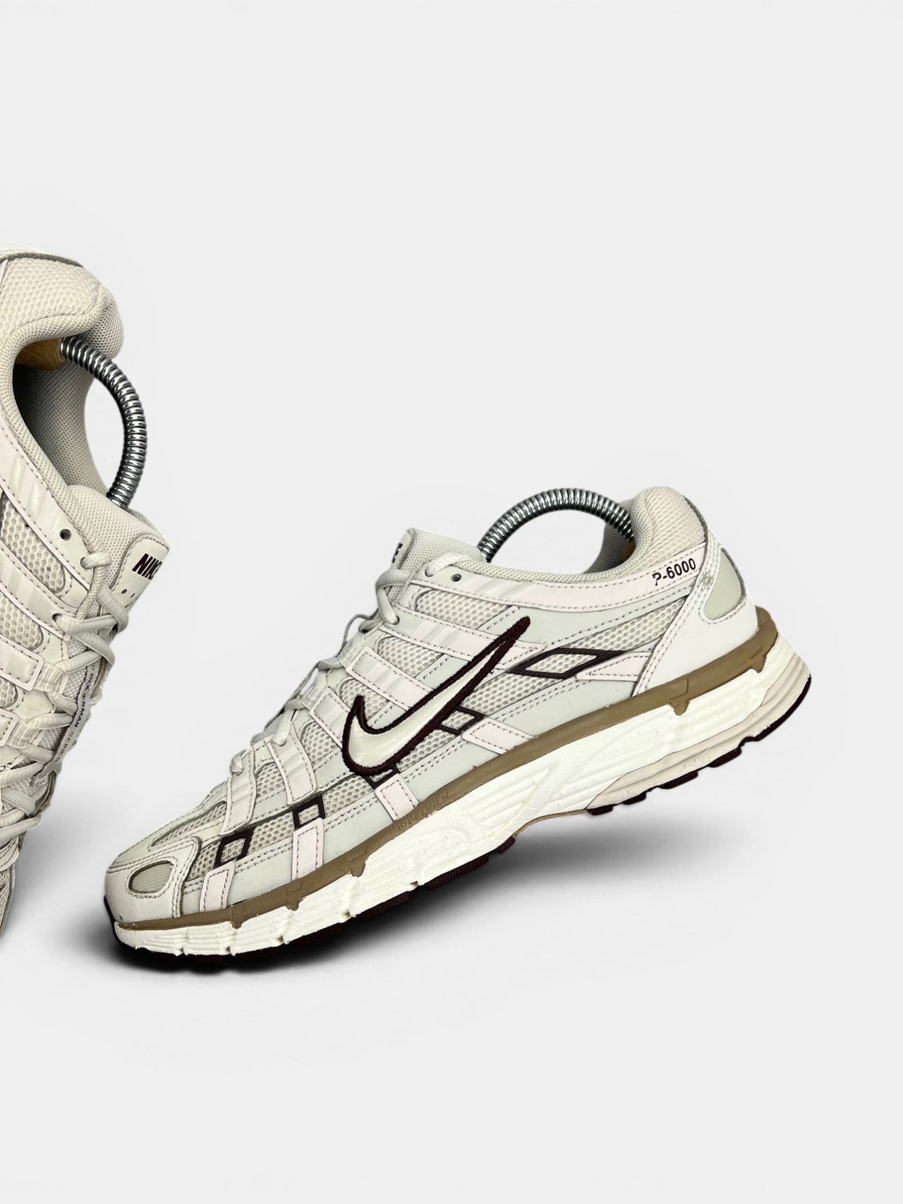 Nike P-6000 Earth Light Bone — buty sportowe męskie w bardzo dobrym stanie rozmiar 42, zewnętrzny panel lewego buta
