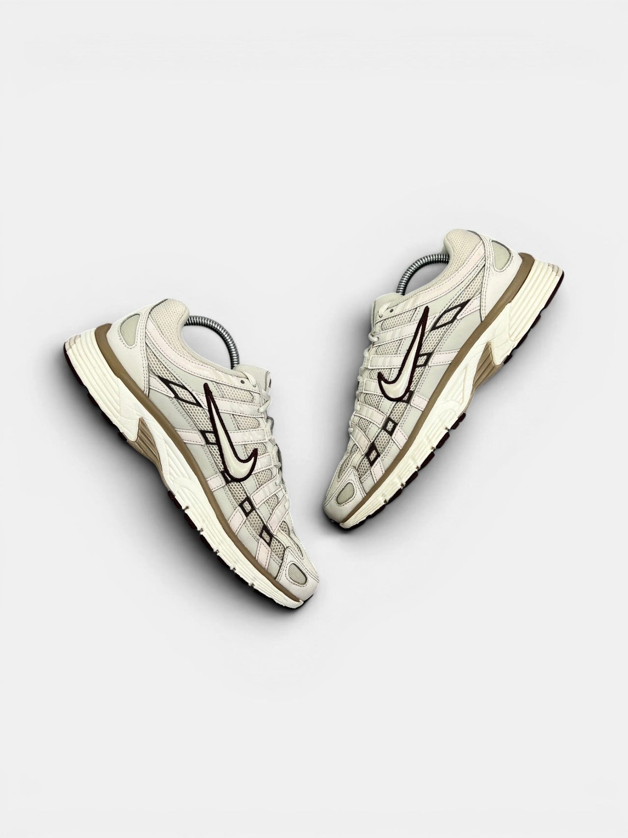 Nike P-6000 Earth Light Bone — buty sportowe męskie w bardzo dobrym stanie rozmiar 42, widok z góry na wewnętrzną stronę butów