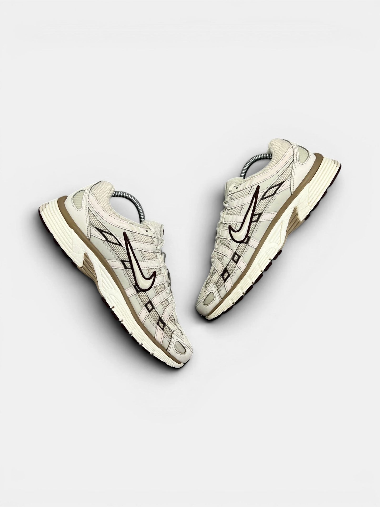 Nike P-6000 Earth Light Bone — buty sportowe męskie w bardzo dobrym stanie rozmiar 42, widok z góry na wewnętrzną stronę butów