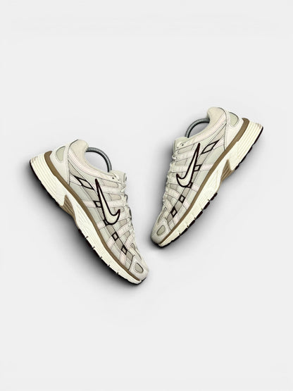 Nike P-6000 Earth Light Bone — buty sportowe męskie w bardzo dobrym stanie rozmiar 42, widok z góry na wewnętrzną stronę butów