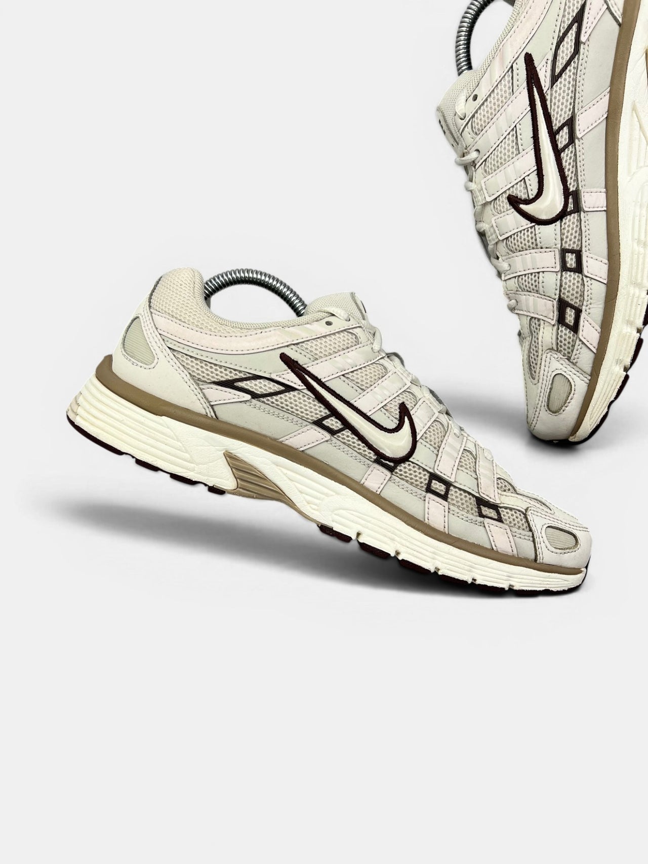 Nike P-6000 Earth Light Bone — buty sportowe męskie w bardzo dobrym stanie rozmiar 42, wewnętrzny panel lewego buta