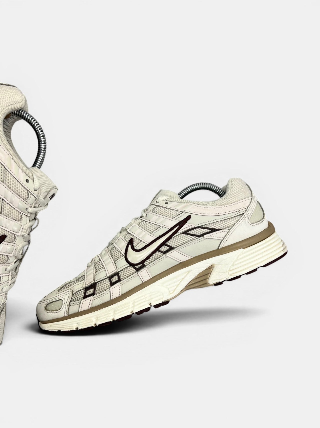 Nike P-6000 Earth Light Bone — buty sportowe męskie w bardzo dobrym stanie rozmiar 42, wewnętrzny panel prawego buta
