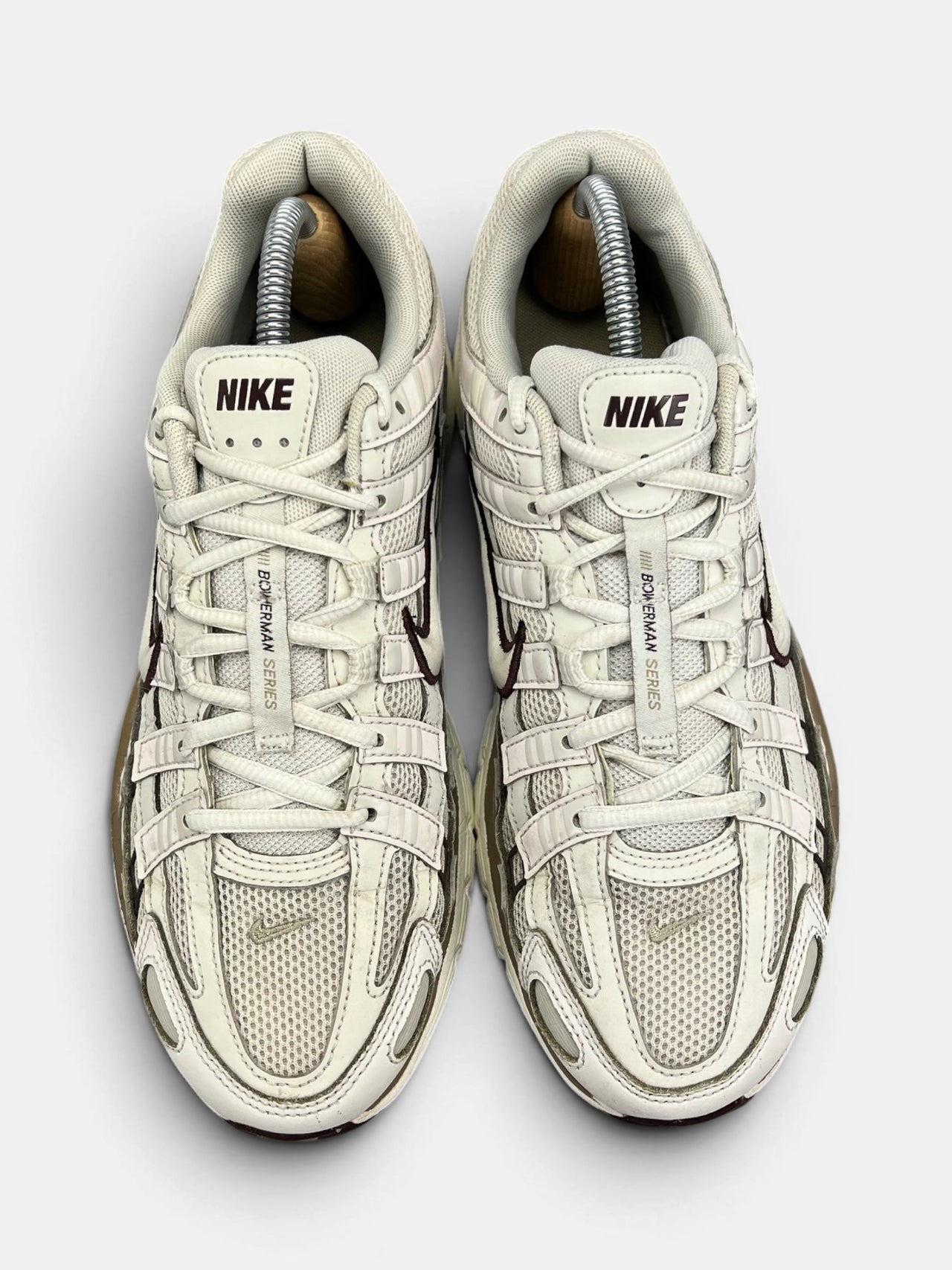 Nike P-6000 Earth Light Bone — buty sportowe męskie w bardzo dobrym stanie rozmiar 42, widok z góry