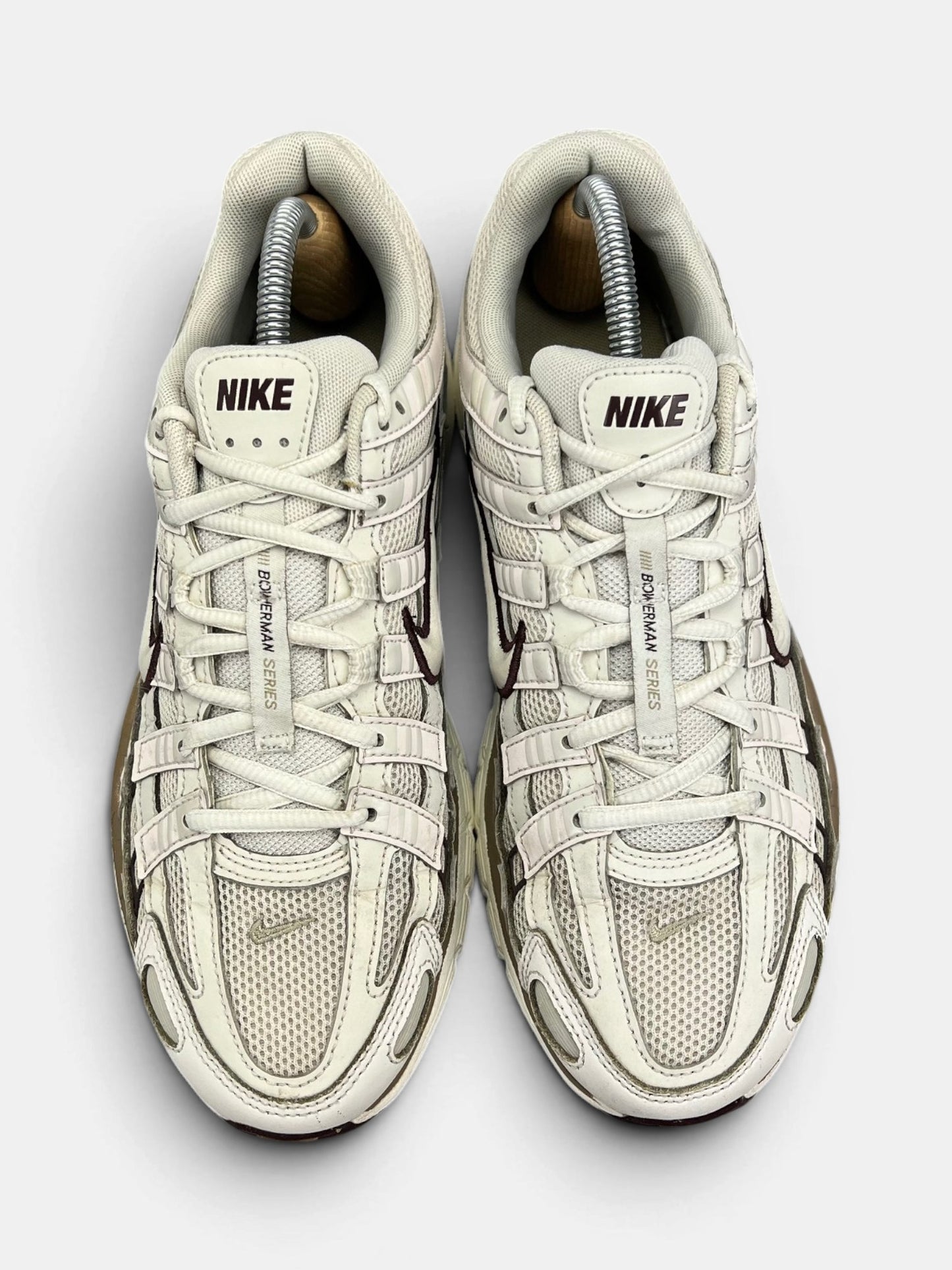 Nike P-6000 Earth Light Bone — buty sportowe męskie w bardzo dobrym stanie rozmiar 42, widok z góry