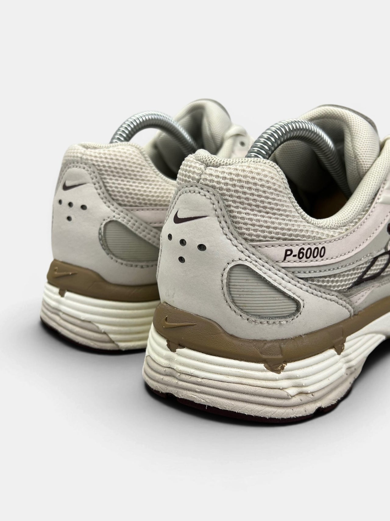Nike P-6000 Earth Light Bone — buty sportowe męskie w bardzo dobrym stanie rozmiar 42, widok z tyłu