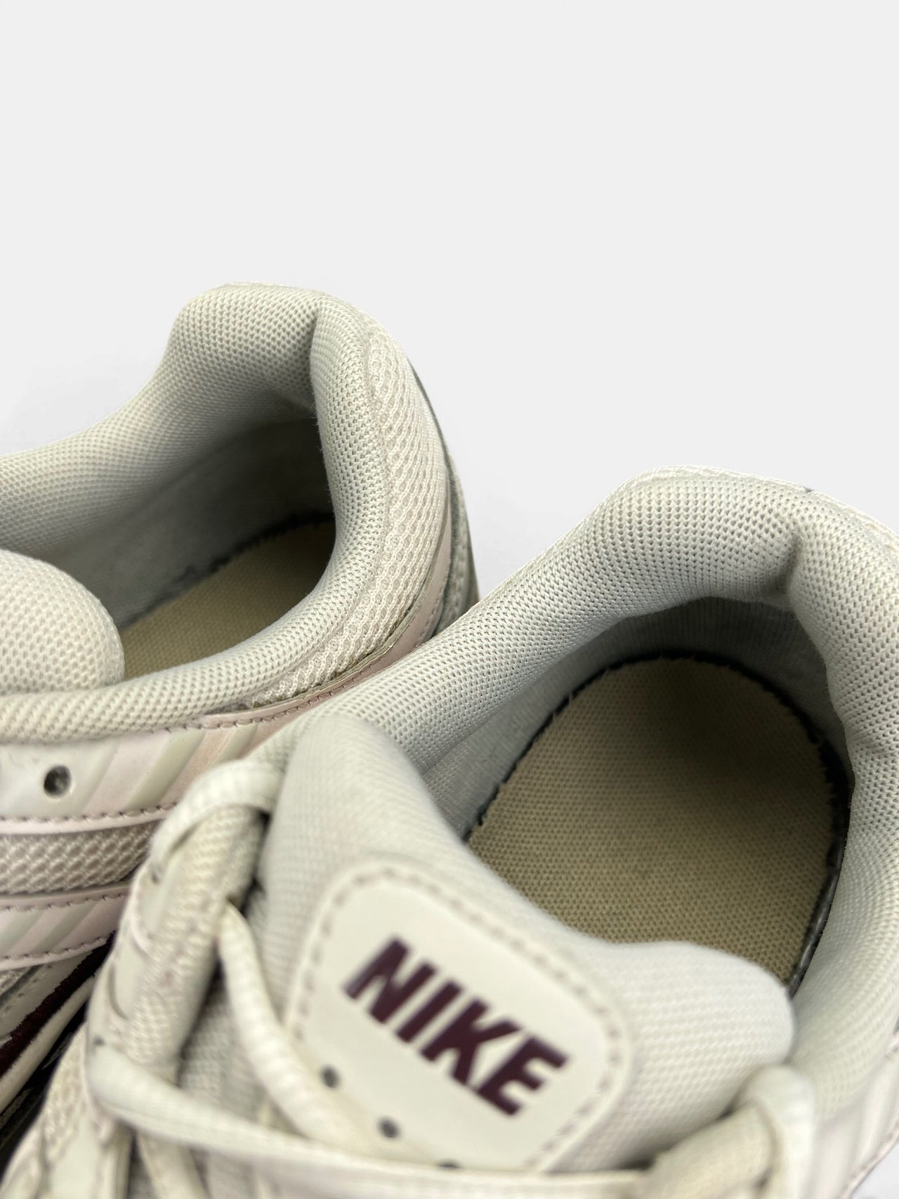 Nike P-6000 Earth Light Bone — buty sportowe męskie w bardzo dobrym stanie rozmiar 42, zapiętki butów