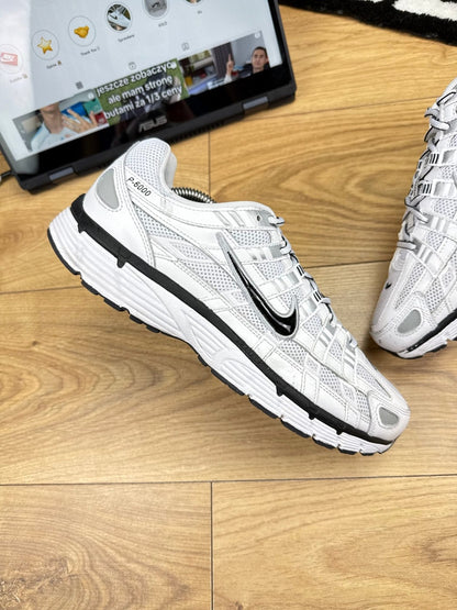 Nike P-6000 P-6000 Metallic Silver — buty sportowe męskie w bardzo dobrym stanie rozmiar 43, zewnętrzny panel prawego buta