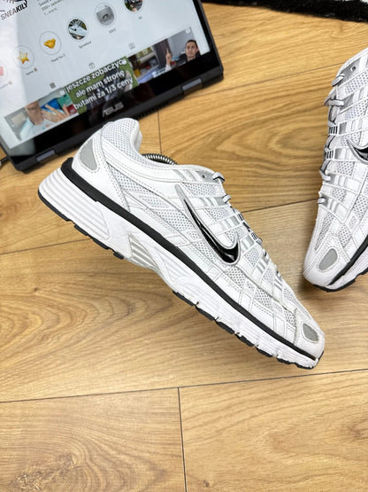 Nike P-6000 P-6000 Metallic Silver — buty sportowe męskie w bardzo dobrym stanie rozmiar 43, wewnętrzny panel lewego buta