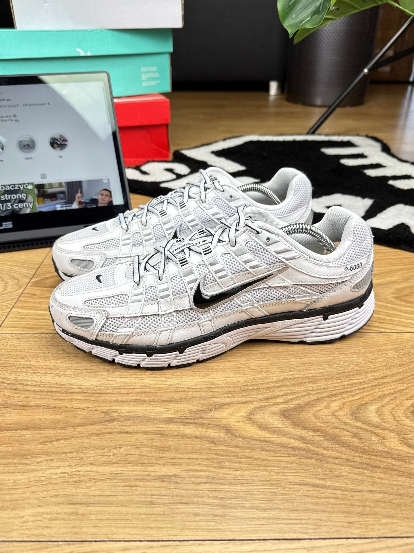 Nike P-6000 P-6000 Metallic Silver — buty sportowe męskie w bardzo dobrym stanie rozmiar 43, widok z góry