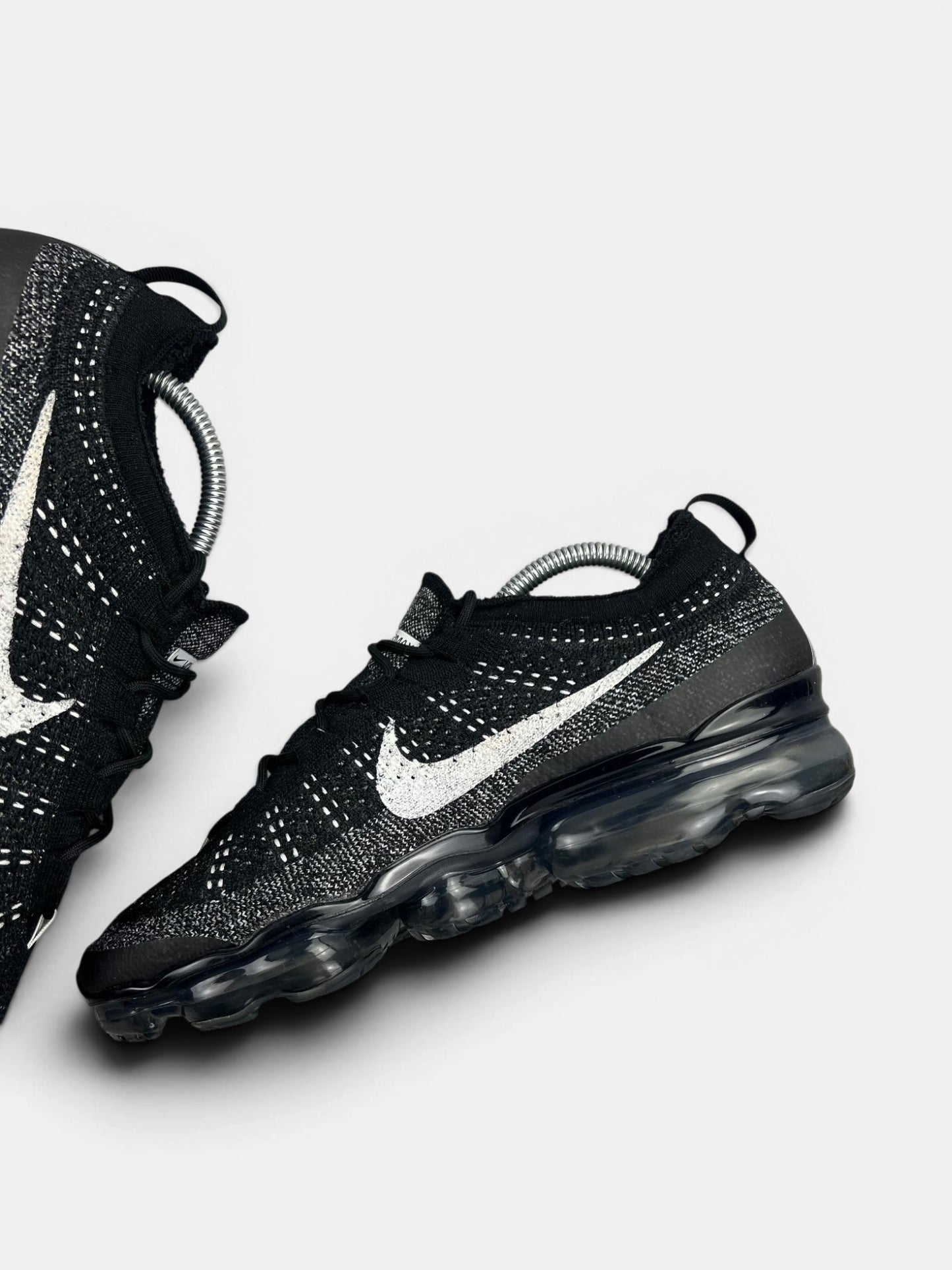 Nike Air VaporMax 2023 Flyknit Oreo — buty sportowe męskie w bardzo dobrym stanie rozmiar 43, wewnętrzny panel prawego buta