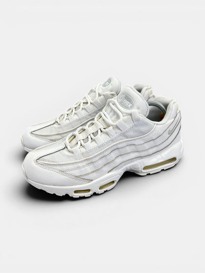 Nike Air Max 95 Triple White — buty sportowe męskie w bardzo dobrym stanie rozmiar 44.5, widok z boku