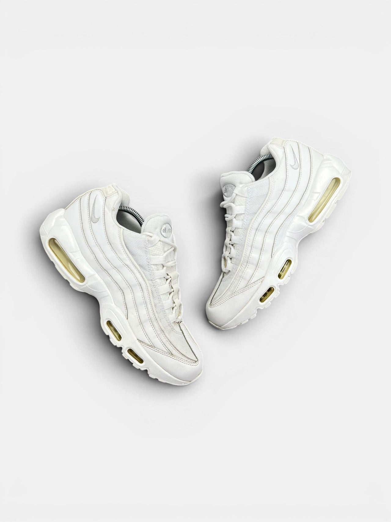 Nike Air Max 95 Triple White — buty sportowe męskie w bardzo dobrym stanie rozmiar 44.5, widok z góry na zewnętrzną stronę butów