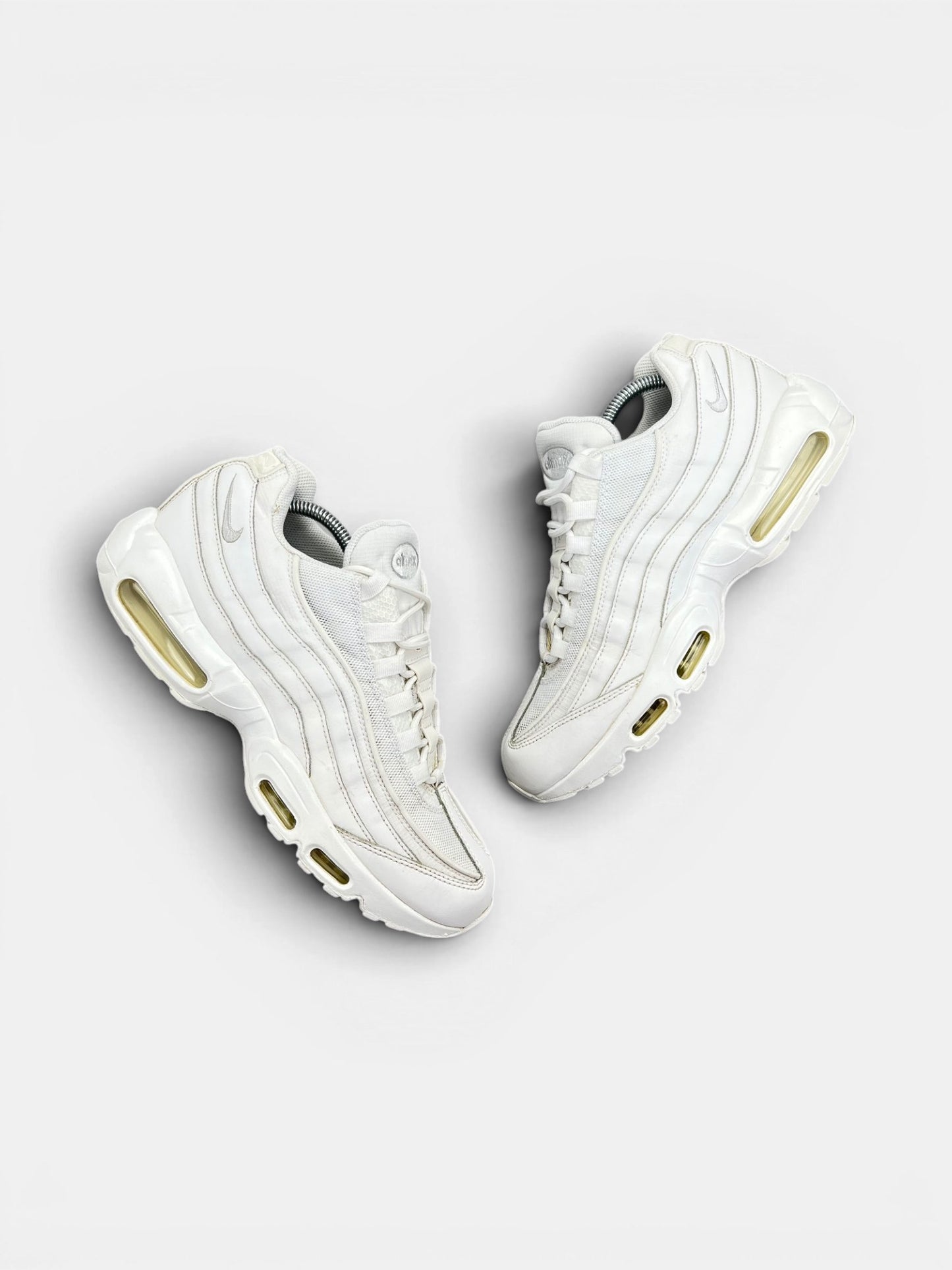 Nike Air Max 95 Triple White — buty sportowe męskie w bardzo dobrym stanie rozmiar 44.5, widok z góry na zewnętrzną stronę butów