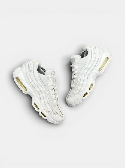 Nike Air Max 95 Triple White — buty sportowe męskie w bardzo dobrym stanie rozmiar 44.5, widok z góry na zewnętrzną stronę butów